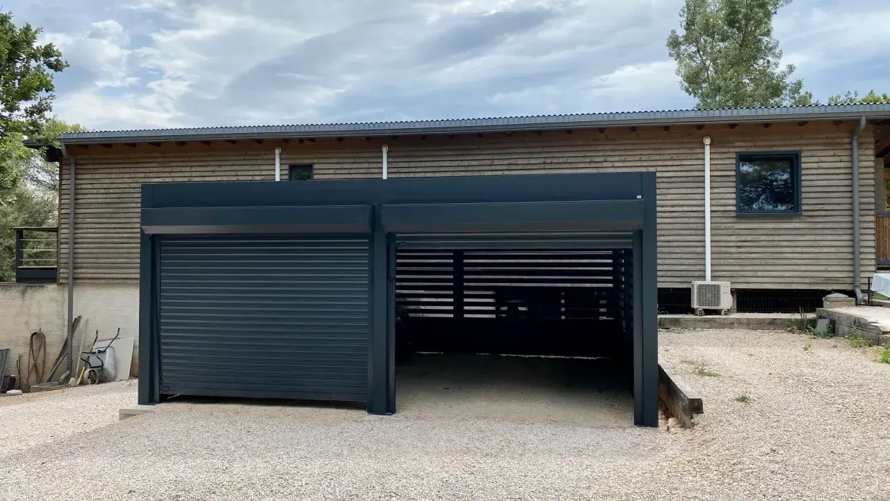 Abri voiture moderne avec un volet roulant fermé et une partie ouverte. Faut-il un permis de construire pour un abri voiture ouvert ?