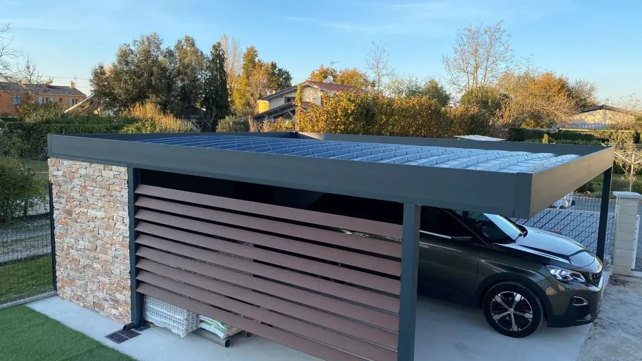 Un carport moderne avec un toit plat, idéal pour comment couvrir un carport toit plat. Une voiture y est garée.