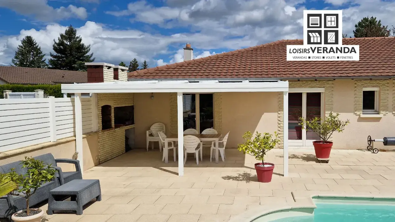 Un fabricant de pergolas a installé cette belle terrasse avec mobilier de jardin, barbecue et piscine.
