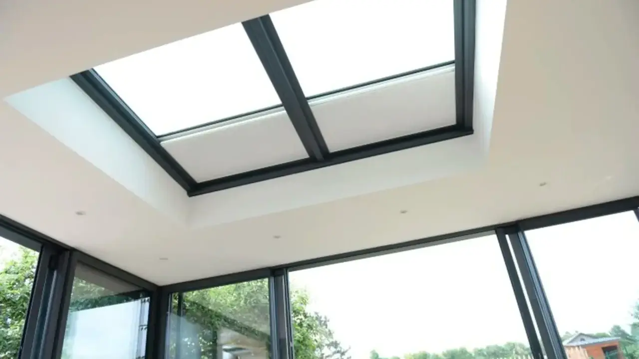 Lumière naturelle inondant une extension maison toit plat. Fenêtres panoramiques et verrière moderne.