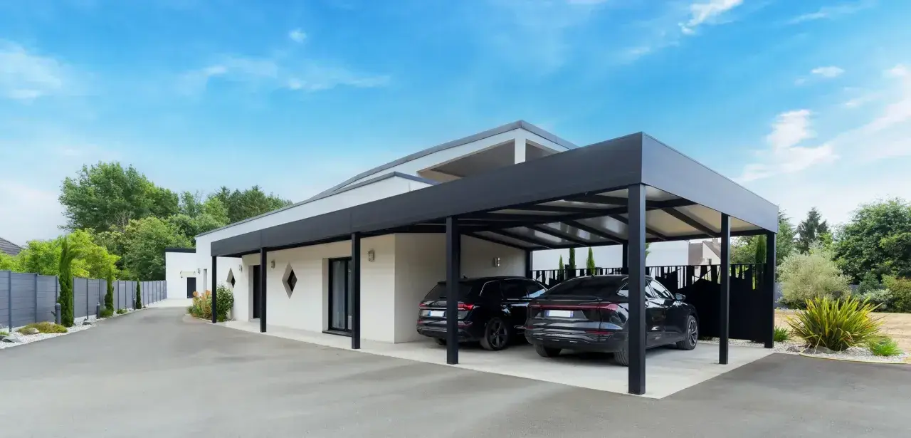 Deux voitures noires garées sous un carport moderne. Le propriétaire a décidé de fermer un carport sans autorisation, créant un espace de stationnement élégant.