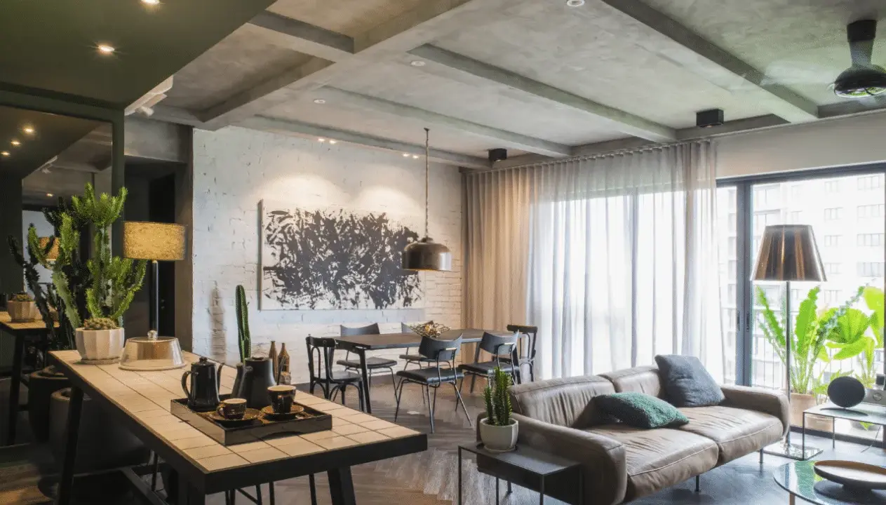 Un agrandissement salon moderne avec un canapé en cuir, une table à manger, une grande œuvre d'art abstraite et des plantes vertes.