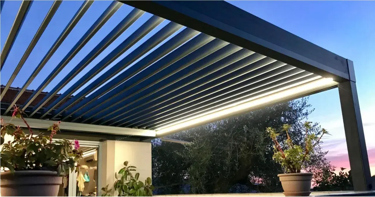Pergola bioclimatique moderne avec lames parallèles, éclairage LED intégré, créant une ambiance douce au crépuscule.