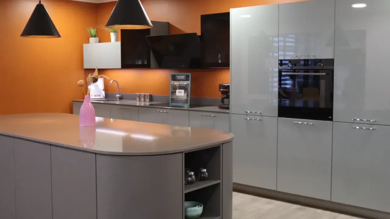 Cuisine moderne avec îlot central et armoires grises. Une extension cuisine maison idéale pour un espace fonctionnel et élégant.