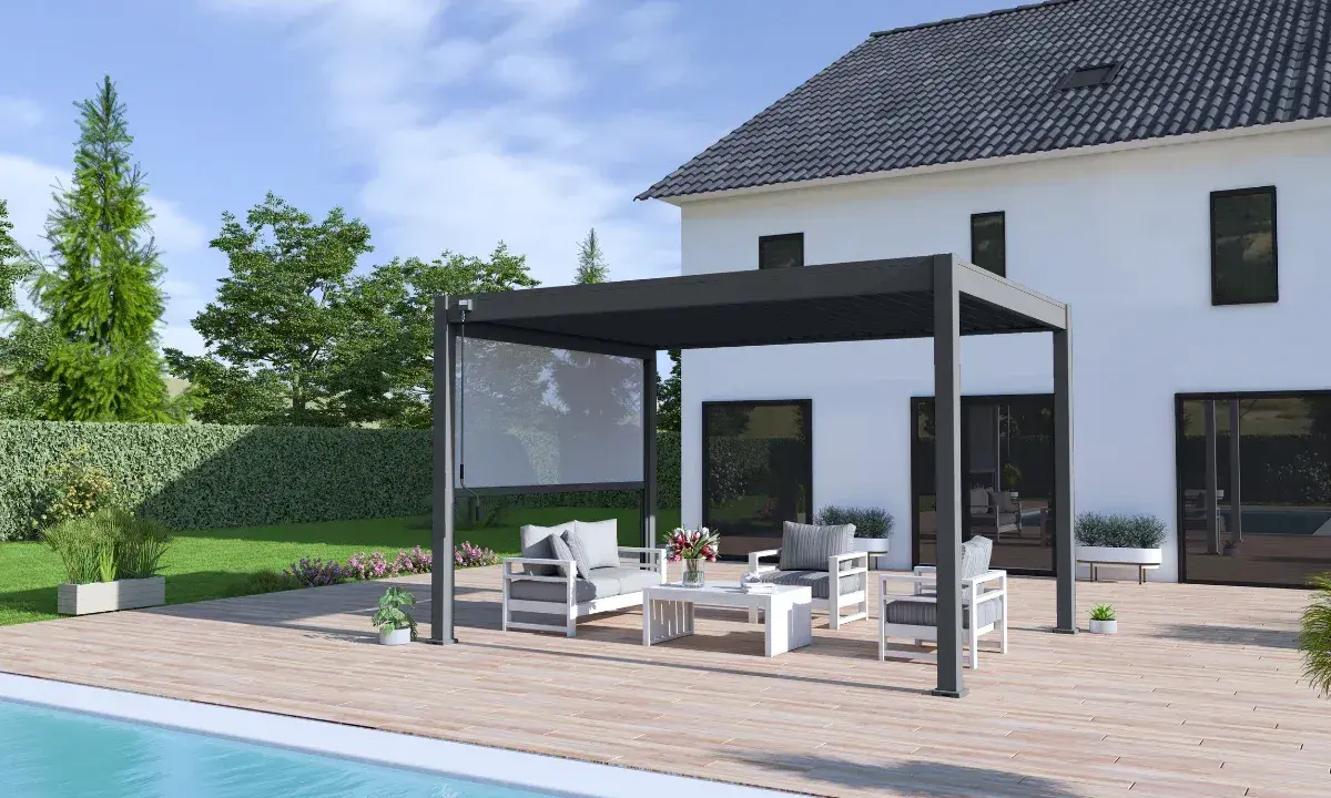 Une pergola non couverte avec un salon de jardin moderne, une piscine et une maison blanche. Parfait pour profiter du soleil.