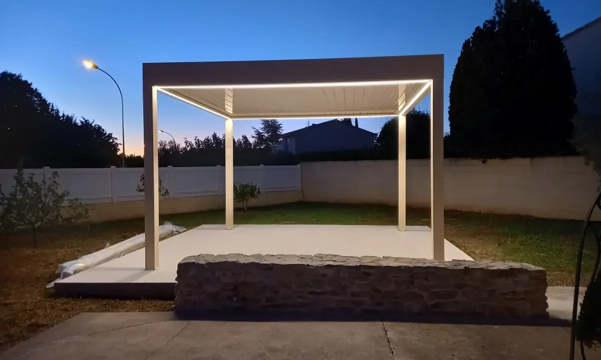 Une élégante pose pergola avec éclairage LED intégré, illuminant le jardin au crépuscule.