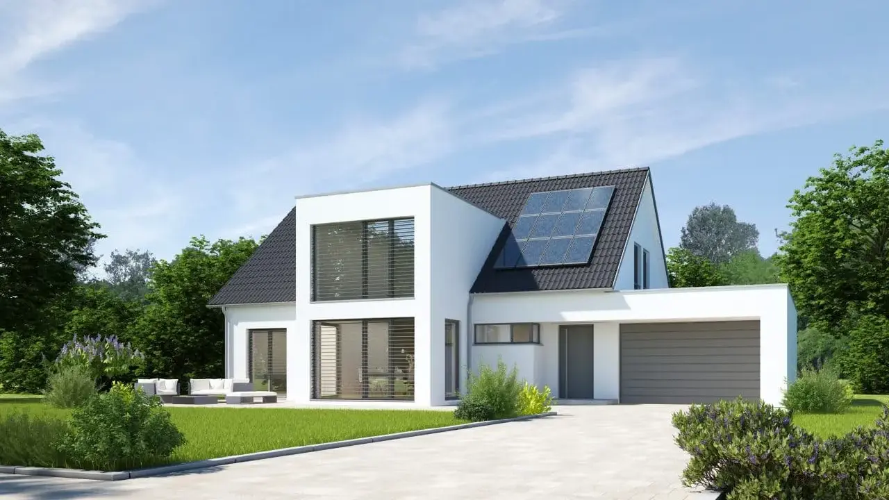 Maison moderne avec extension cube, panneaux solaires sur le toit, garage et jardin verdoyant.