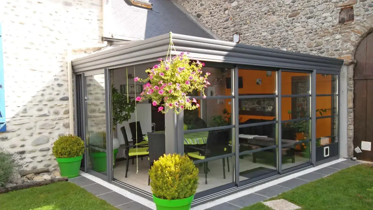 Veranda moderne avec vue sur jardin. Pensez à la taxe d'aménagement veranda pour ce projet d'agrandissement.