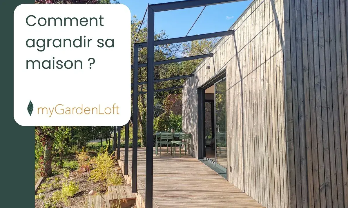 Une extension de maison mitoyenne moderne avec terrasse en bois et pergola métallique. Idéal pour agrandir sa maison.