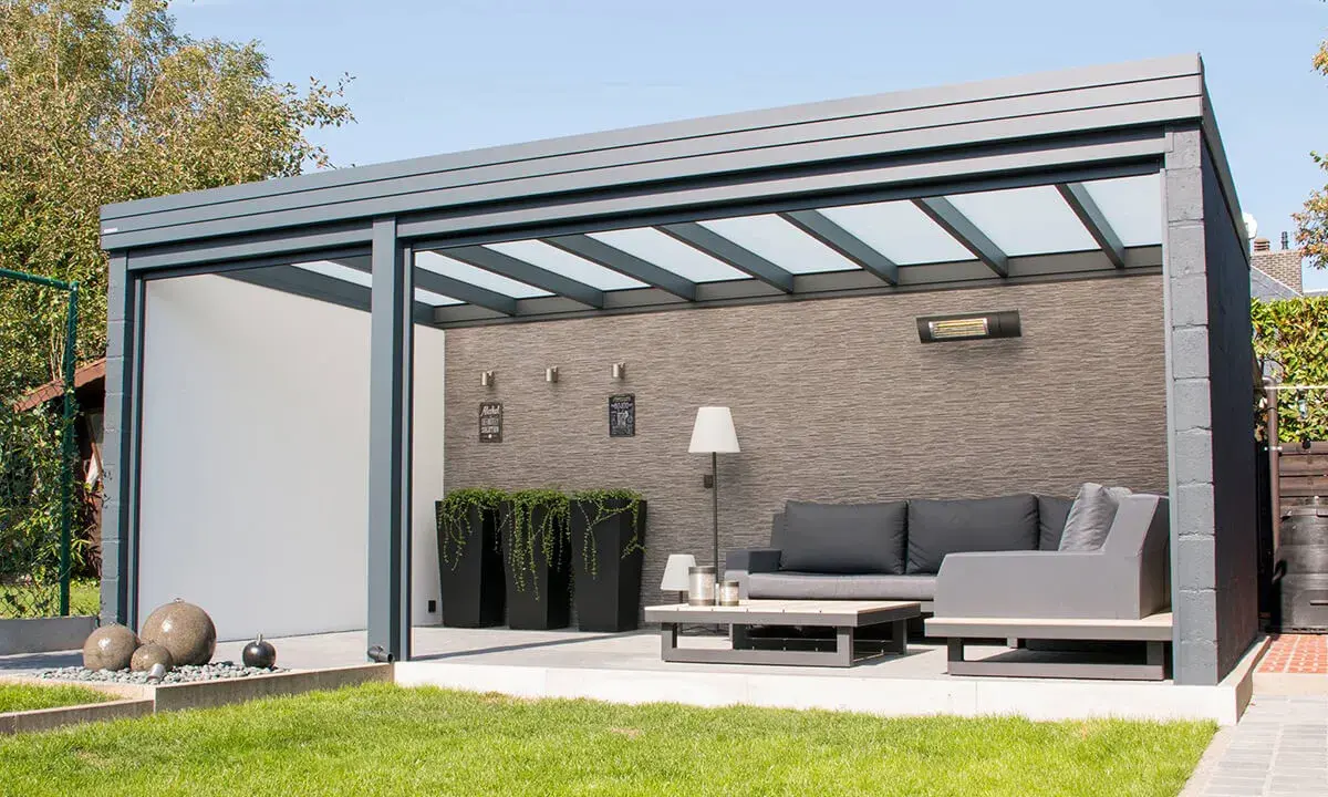 Une pergola adossée ou autoportée moderne avec salon extérieur, chauffage et plantes.