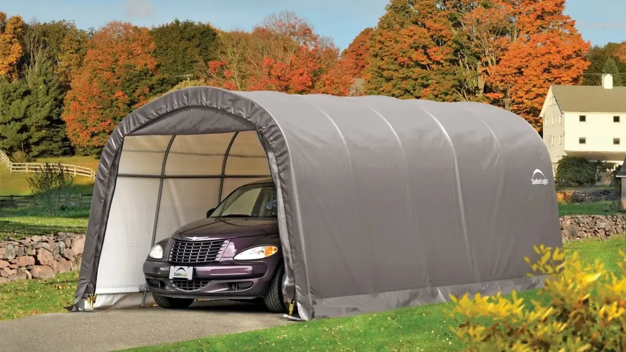 Voiture violette garée sous un carport démontable sans autorisation, dans un paysage d'automne.