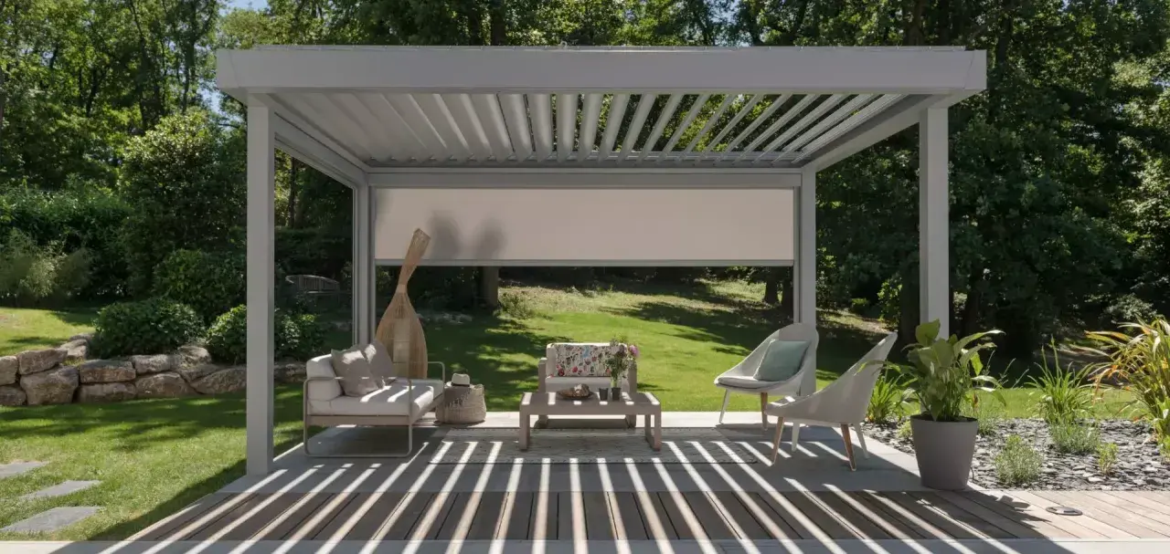 Pergola moderne moins de 5m2 avec salon de jardin confortable, idéale pour profiter du soleil et de l'ombre dans un cadre verdoyant.