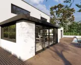Vue extérieure d'une maison moderne avec un agrandissement veranda avec étage, terrasse en bois, piscine et jardin luxuriant.