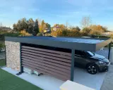 Un carport moderne avec un toit plat, idéal pour comment couvrir un carport toit plat. Une voiture y est garée.