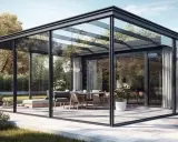 Une véranda moderne avec un toit plat en bac acier, offrant une vue panoramique sur un jardin luxuriant et un espace repas élégant.