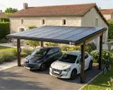 Carport sans emprise au sol avec panneaux solaires, abritant deux voitures électriques en charge dans un jardin fleuri.