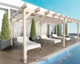 Une **pergola bois** avec des canisses protège des chaises longues au bord d'une piscine.
