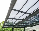 Structure métallique pour faire un toit terrasse transparent, laissant passer la lumière et les gouttes de pluie.