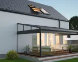 Une élégante veranda sous balcon, avec des meubles confortables et des plantes vertes, invite à la détente dans ce cadre moderne.