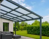 Pergola en polycarbonate moderne, offrant un espace extérieur agréable. Avis positifs sur sa durabilité et son esthétique.
