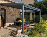 Terrasse avec pergola moderne, table et chaises. Le calcul prise au vent pergola est essentiel pour sa stabilité.