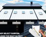 Maison avec toiture en bac acier blanc et gris, fenêtres de toit, et un ouvrier consultant des plans.