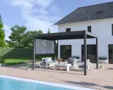 Une pergola non couverte avec un salon de jardin moderne, une piscine et une maison blanche. Parfait pour profiter du soleil.