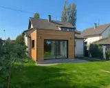 Extension de moins de 20m2 avec permis de construire, ajoutant une pièce lumineuse avec grandes baies vitrées à une maison.