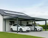 Carport moderne avec deux voitures blanches, panneaux solaires sur le toit. Respect de la réglementation et de la limite de propriété.