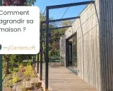 Une extension de maison mitoyenne moderne avec terrasse en bois et pergola métallique. Idéal pour agrandir sa maison.