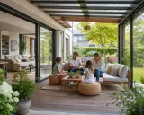 Famille détendue sur une veranda moderne. Une extension qui pourrait influencer la taxe foncière, mais qui offre un espace de vie agréable.