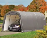 Voiture violette garée sous un carport démontable sans autorisation, dans un paysage d'automne.