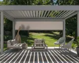 Pergola moderne moins de 5m2 avec salon de jardin confortable, idéale pour profiter du soleil et de l'ombre dans un cadre verdoyant.