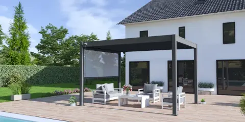 Une pergola non couverte avec un salon de jardin moderne, une piscine et une maison blanche. Parfait pour profiter du soleil.