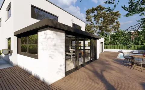 Vue extérieure d'une maison moderne avec un agrandissement veranda avec étage, terrasse en bois, piscine et jardin luxuriant.