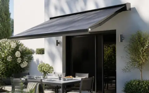 Store banne gris protégeant une terrasse aménagée, créant un espace convivial à distance des voisins.