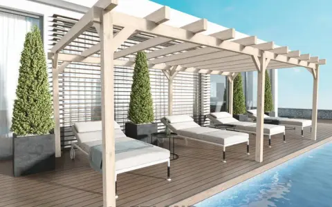 Une **pergola bois** avec des canisses protège des chaises longues au bord d'une piscine.