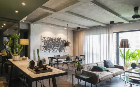 Un agrandissement salon moderne avec un canapé en cuir, une table à manger, une grande œuvre d'art abstraite et des plantes vertes.
