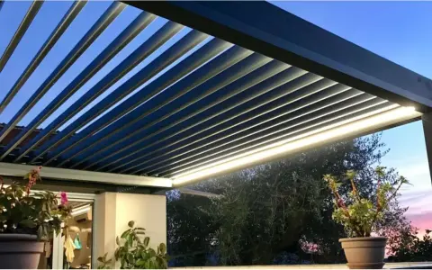 Pergola bioclimatique moderne avec lames parallèles, éclairage LED intégré, créant une ambiance douce au crépuscule.