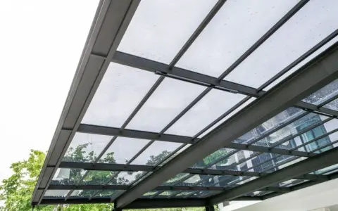 Structure métallique pour faire un toit terrasse transparent, laissant passer la lumière et les gouttes de pluie.
