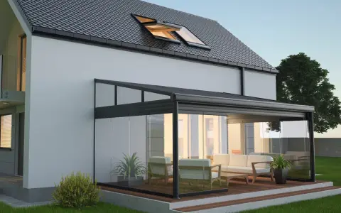 Une élégante veranda sous balcon, avec des meubles confortables et des plantes vertes, invite à la détente dans ce cadre moderne.