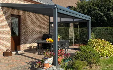 Terrasse avec pergola moderne, table et chaises. Le calcul prise au vent pergola est essentiel pour sa stabilité.