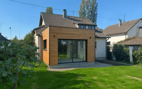 Extension de moins de 20m2 avec permis de construire, ajoutant une pièce lumineuse avec grandes baies vitrées à une maison.