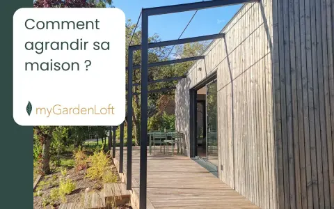 Une extension de maison mitoyenne moderne avec terrasse en bois et pergola métallique. Idéal pour agrandir sa maison.