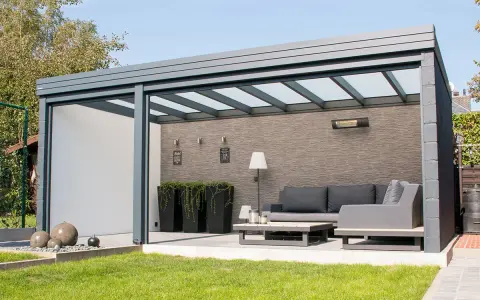 Une pergola adossée ou autoportée moderne avec salon extérieur, chauffage et plantes.