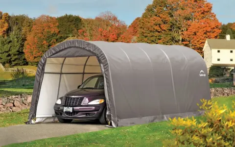 Voiture violette garée sous un carport démontable sans autorisation, dans un paysage d'automne.