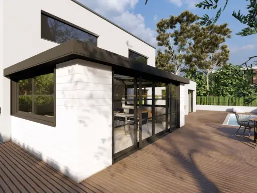 Vue extérieure d'une maison moderne avec un agrandissement veranda avec étage, terrasse en bois, piscine et jardin luxuriant.