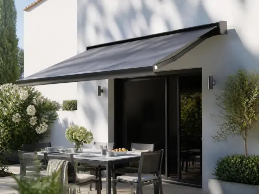 Store banne gris protégeant une terrasse aménagée, créant un espace convivial à distance des voisins.