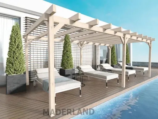 Une **pergola bois** avec des canisses protège des chaises longues au bord d'une piscine.