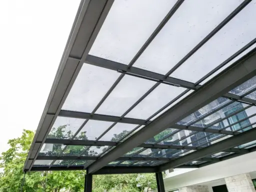 Structure métallique pour faire un toit terrasse transparent, laissant passer la lumière et les gouttes de pluie.
